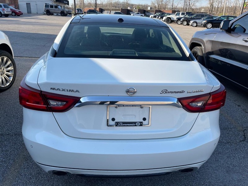 Nissan Maxima Vehicle Full-screen Gallery Image 5