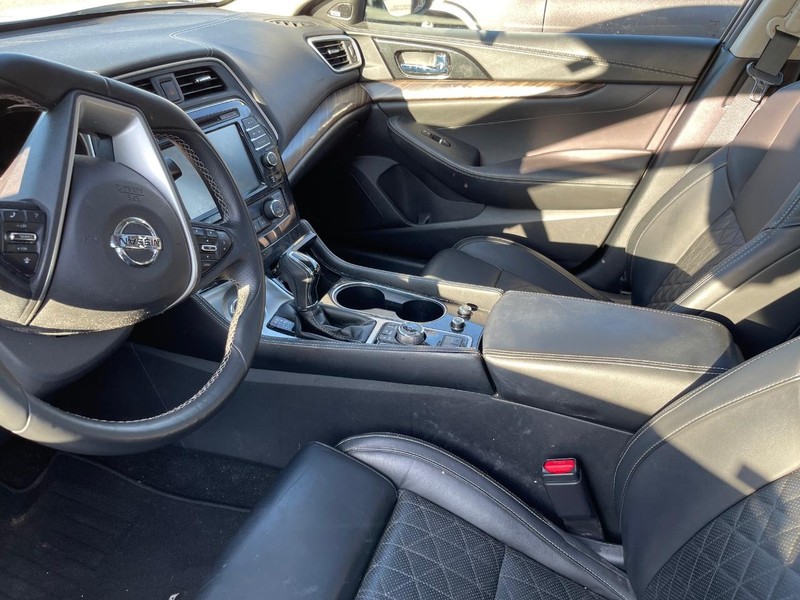 Nissan Maxima Vehicle Full-screen Gallery Image 7