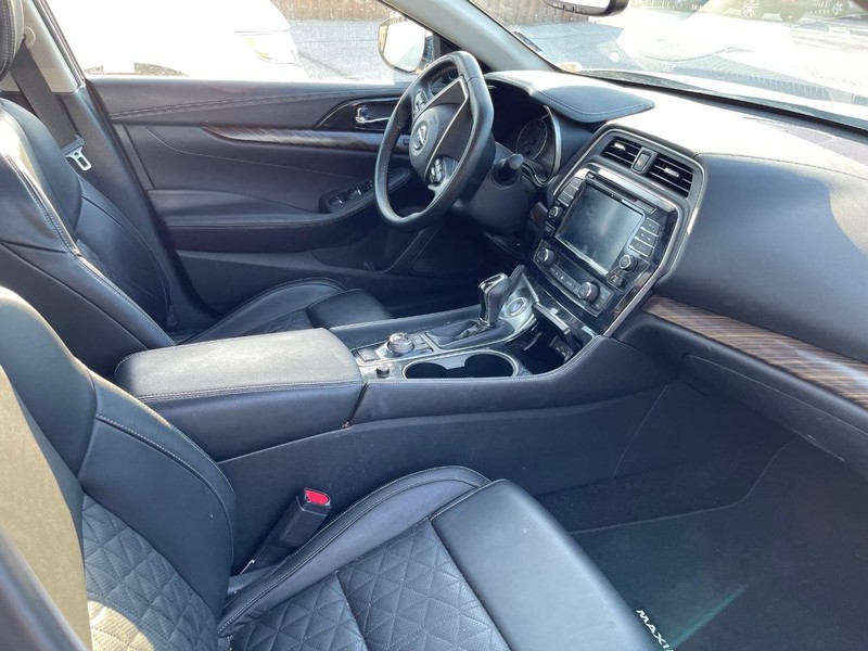 Nissan Maxima Vehicle Full-screen Gallery Image 8