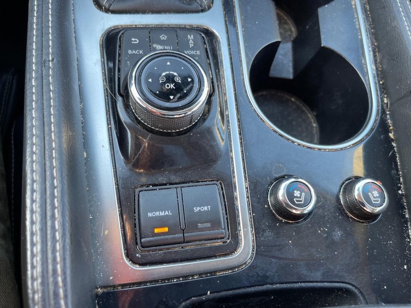 Nissan Maxima Vehicle Full-screen Gallery Image 10