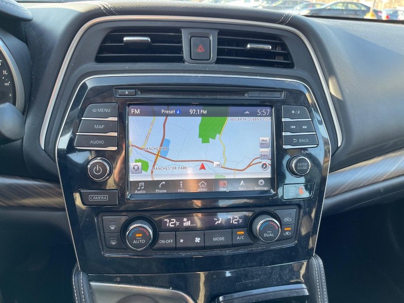 Nissan Maxima Vehicle Full-screen Gallery Image 12