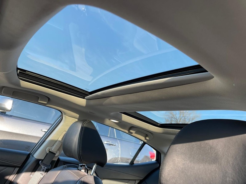 Nissan Maxima Vehicle Full-screen Gallery Image 13