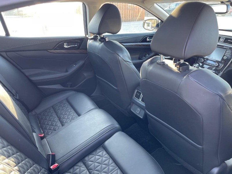 Nissan Maxima Vehicle Full-screen Gallery Image 14