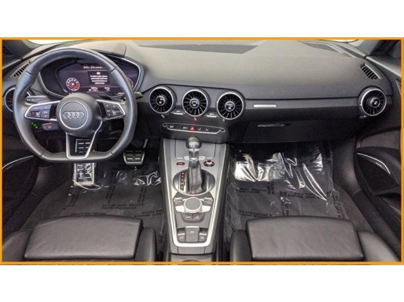 Audi TT Roadster Vehicle Full-screen Gallery Image 11