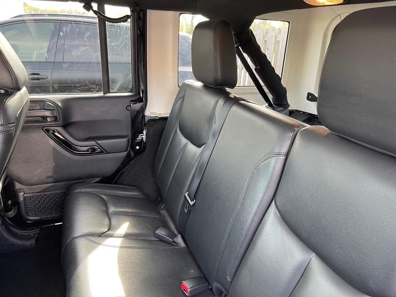 Jeep Wrangler Unlimited Vehicle Full-screen Gallery Image 11