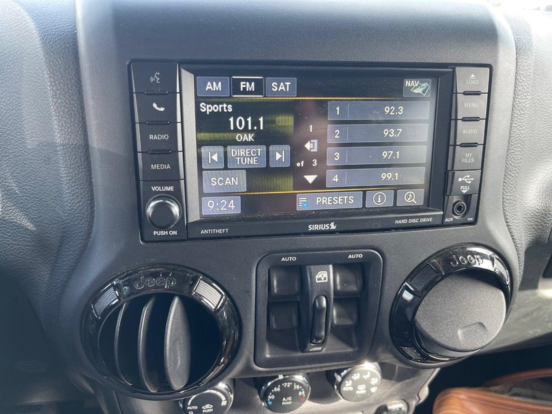 Jeep Wrangler Unlimited Vehicle Full-screen Gallery Image 13