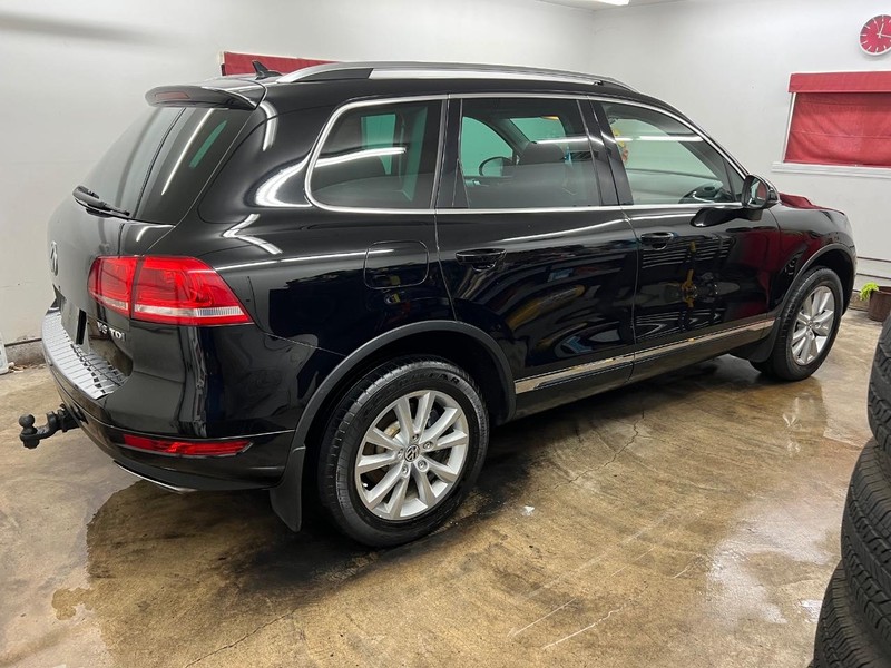 Volkswagen Touareg Vehicle Full-screen Gallery Image 3