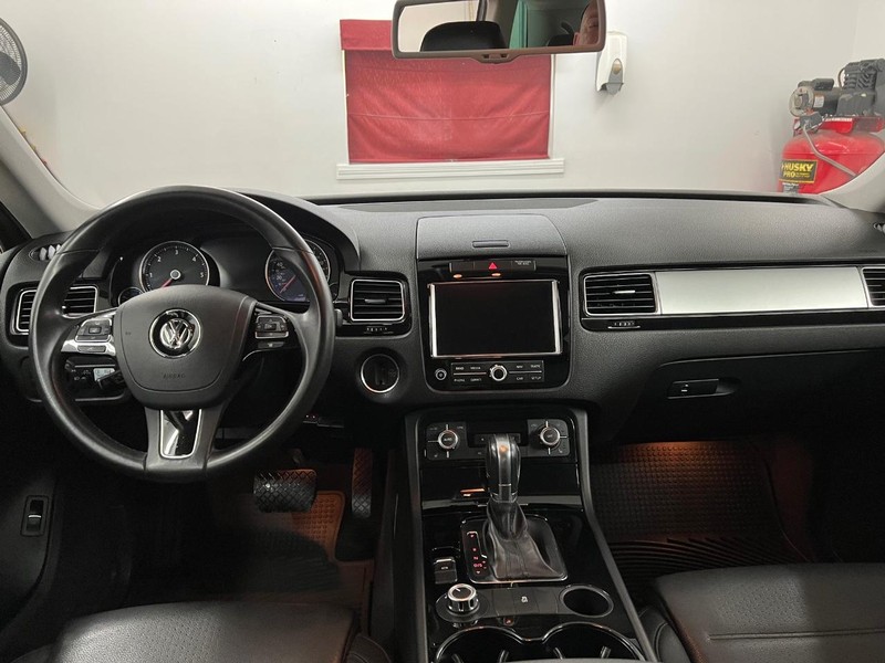 Volkswagen Touareg Vehicle Full-screen Gallery Image 7