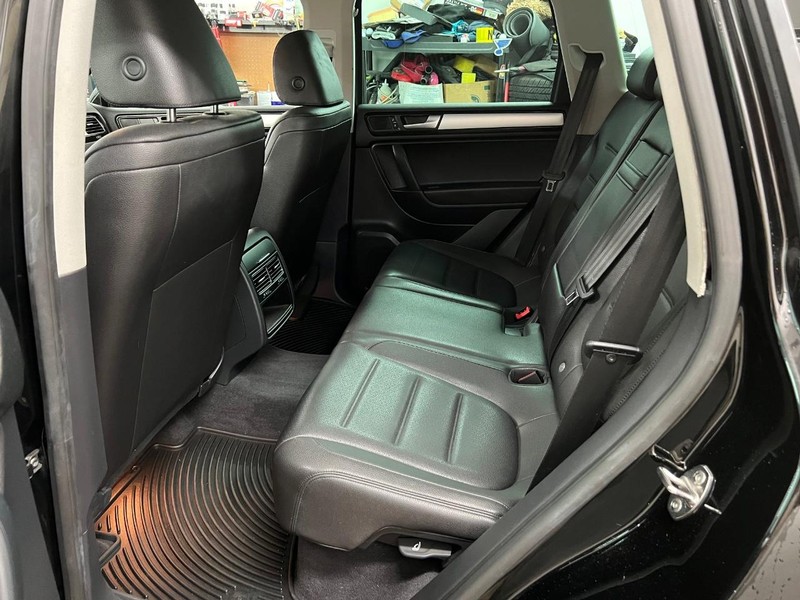 Volkswagen Touareg Vehicle Full-screen Gallery Image 8