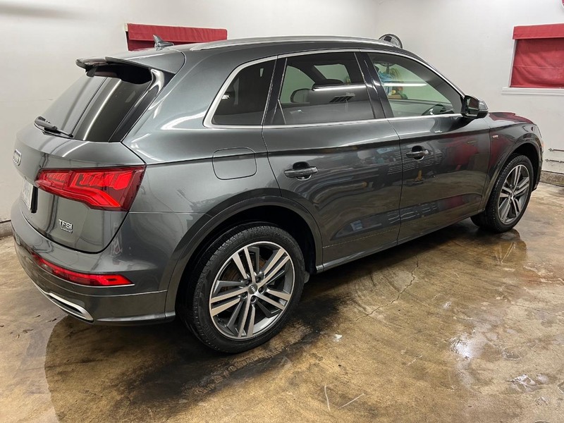 Audi Q5 Vehicle Full-screen Gallery Image 3