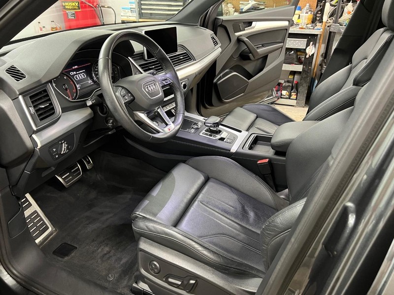 Audi Q5 Vehicle Full-screen Gallery Image 5