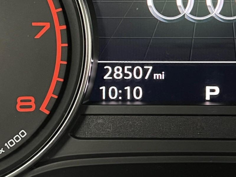 Audi Q5 Vehicle Full-screen Gallery Image 6