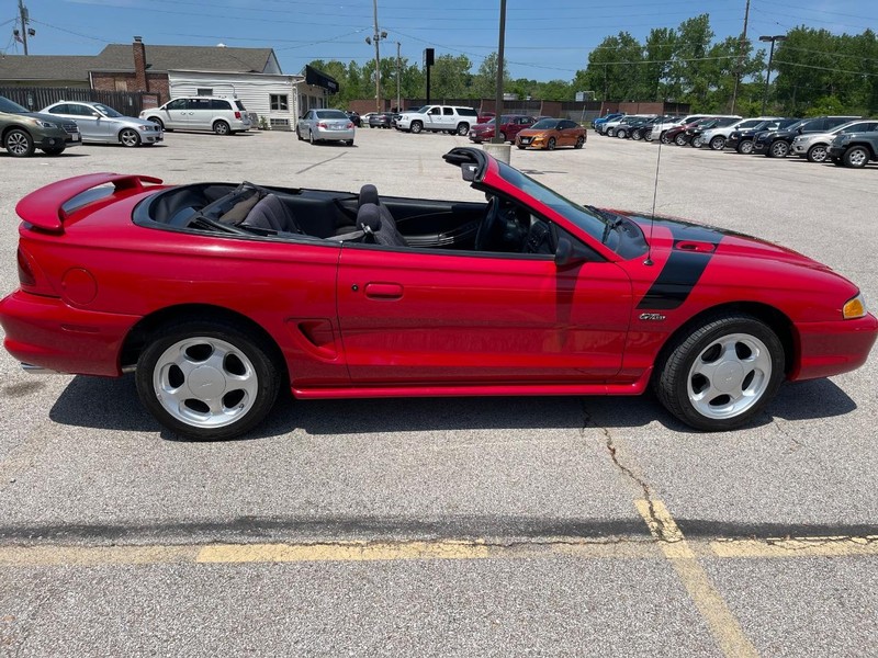 Ford Mustang Vehicle Full-screen Gallery Image 2