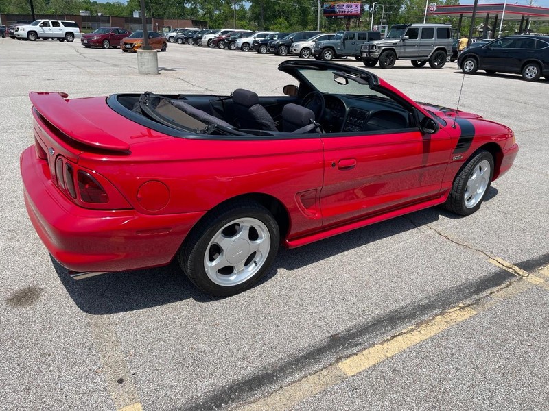 Ford Mustang Vehicle Full-screen Gallery Image 3
