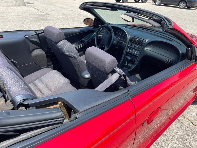 Ford Mustang Vehicle Full-screen Gallery Image 4