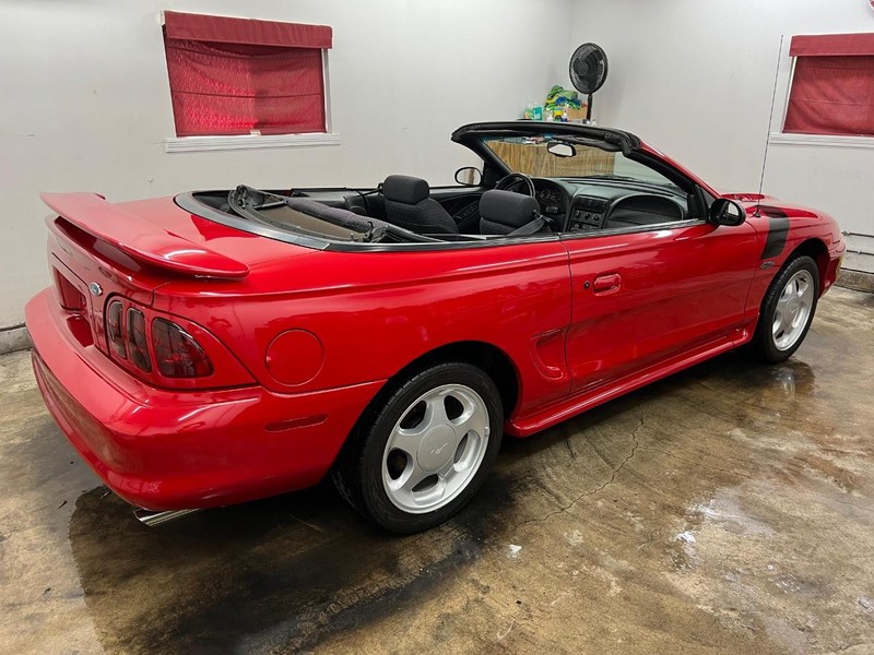 Ford Mustang Vehicle Full-screen Gallery Image 7