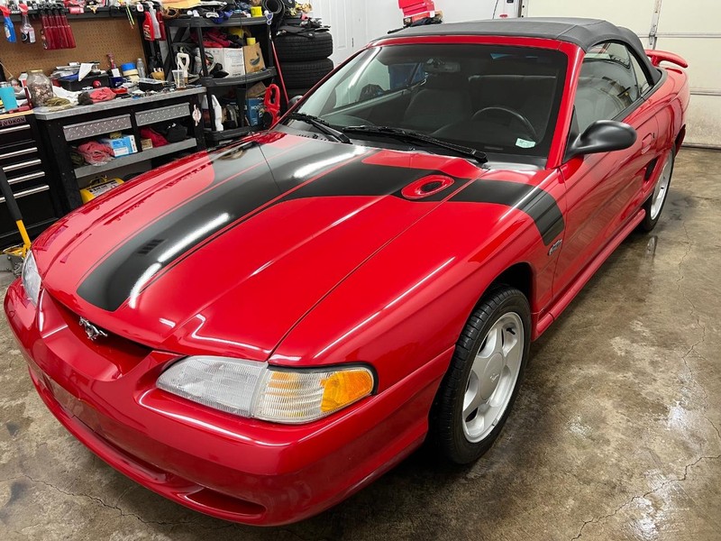 Ford Mustang Vehicle Full-screen Gallery Image 9