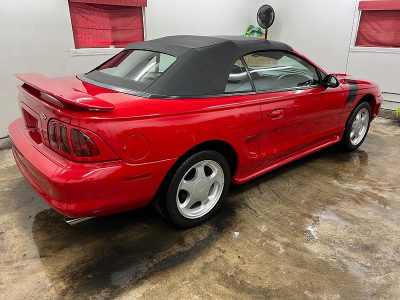 Ford Mustang Vehicle Full-screen Gallery Image 10