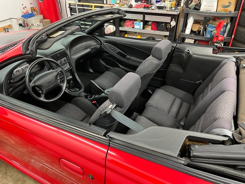 Ford Mustang Vehicle Full-screen Gallery Image 11