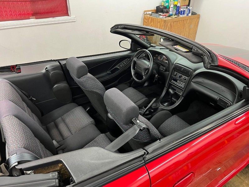 Ford Mustang Vehicle Full-screen Gallery Image 12