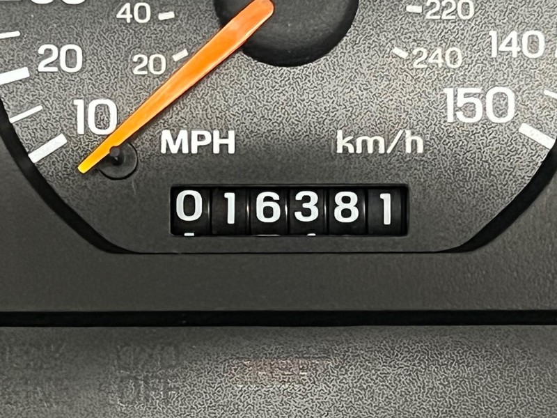 Ford Mustang Vehicle Full-screen Gallery Image 13