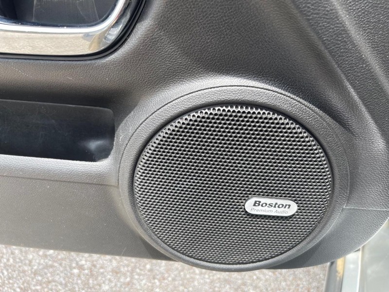 Chevrolet Camaro Vehicle Full-screen Gallery Image 11