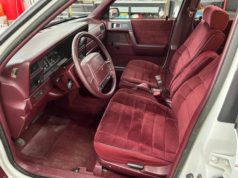 Dodge Spirit Vehicle Full-screen Gallery Image 12