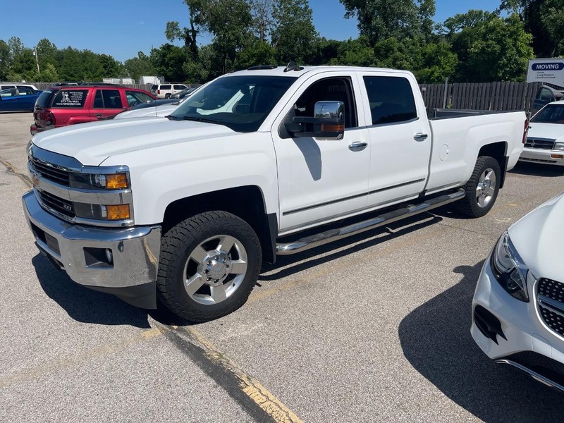 Chevrolet Silverado 2500HD Vehicle Full-screen Gallery Image 2