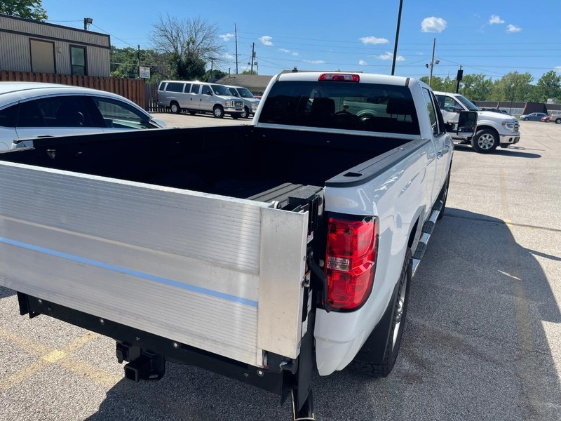 Chevrolet Silverado 2500HD Vehicle Full-screen Gallery Image 8