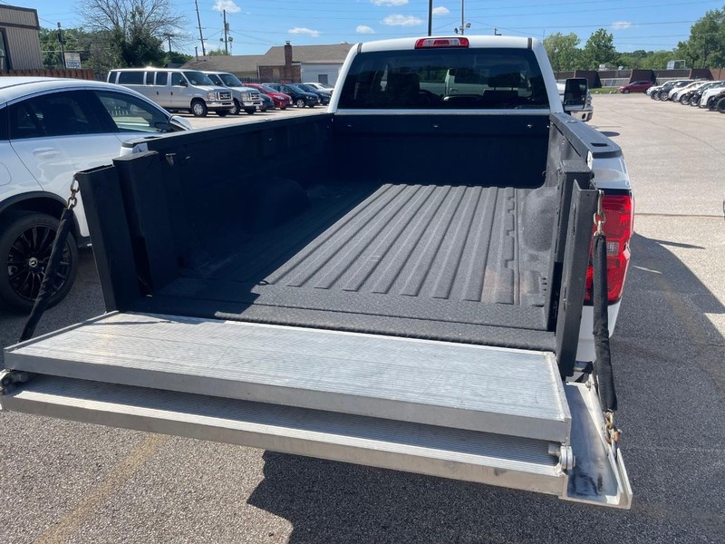 Chevrolet Silverado 2500HD Vehicle Full-screen Gallery Image 9
