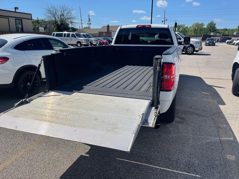 Chevrolet Silverado 2500HD Vehicle Full-screen Gallery Image 10