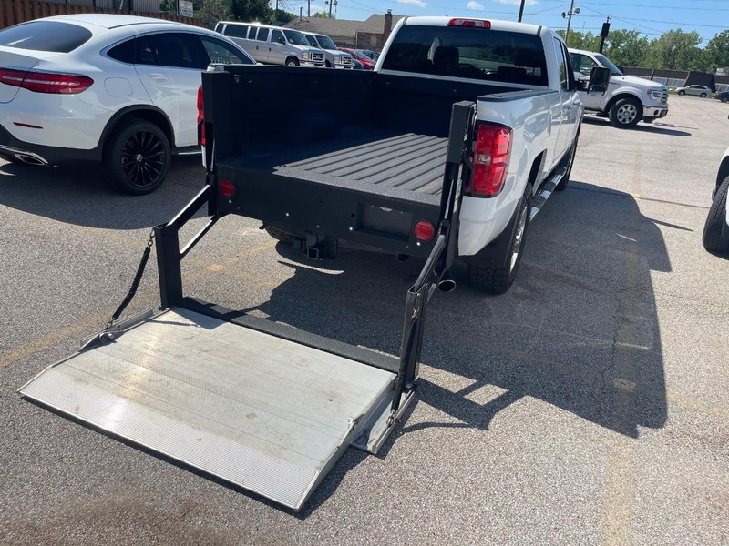 Chevrolet Silverado 2500HD Vehicle Full-screen Gallery Image 11