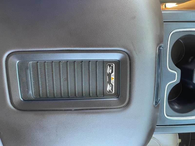 Chevrolet Silverado 2500HD Vehicle Full-screen Gallery Image 21