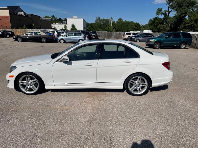 Mercedes-Benz C-Class Vehicle Full-screen Gallery Image 2