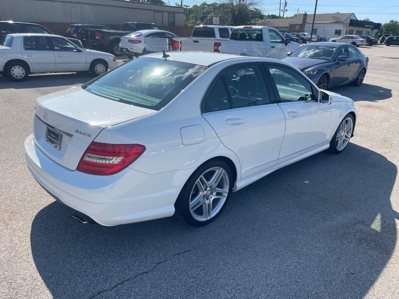 Mercedes-Benz C-Class Vehicle Full-screen Gallery Image 3