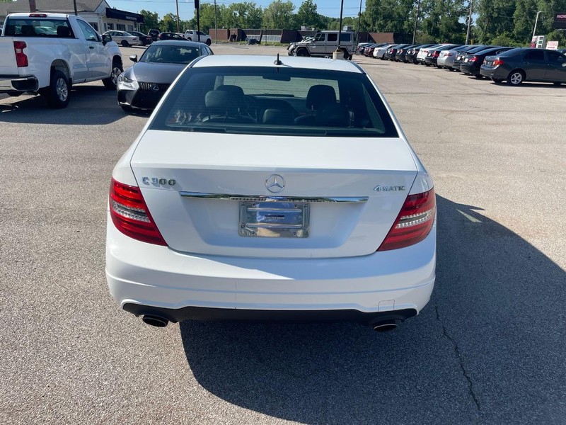 Mercedes-Benz C-Class Vehicle Full-screen Gallery Image 4