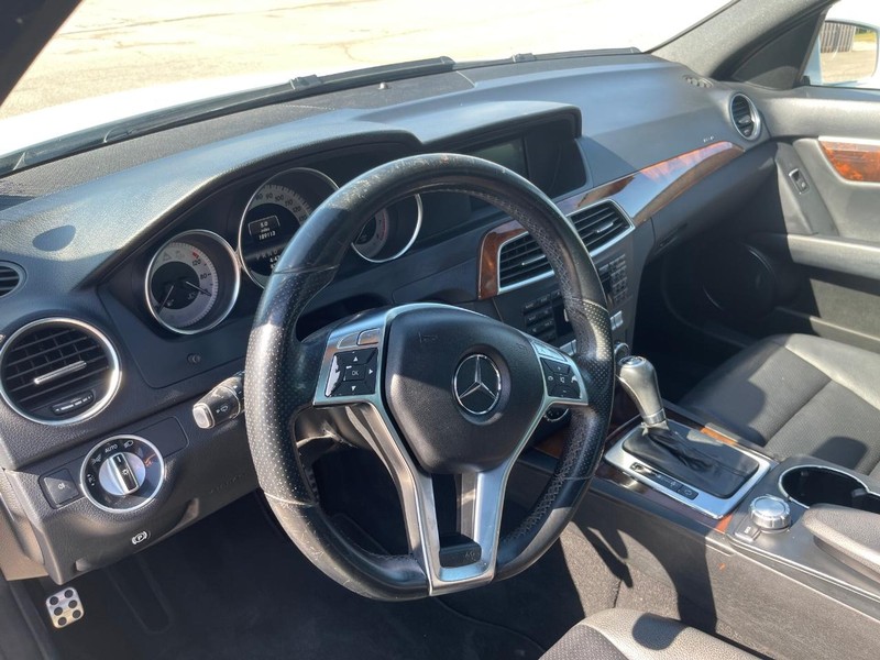 Mercedes-Benz C-Class Vehicle Full-screen Gallery Image 6