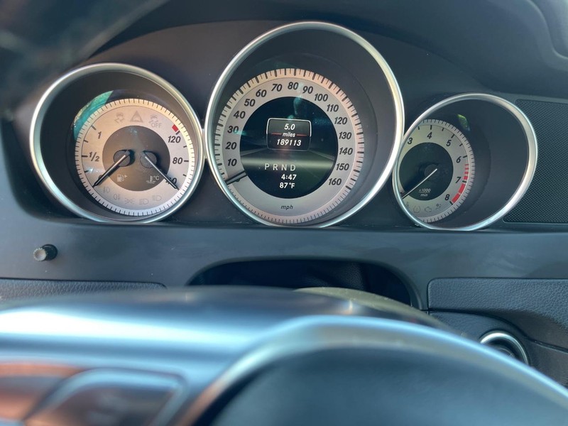 Mercedes-Benz C-Class Vehicle Full-screen Gallery Image 7