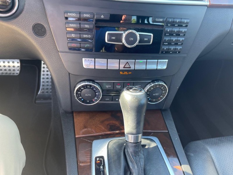 Mercedes-Benz C-Class Vehicle Full-screen Gallery Image 8