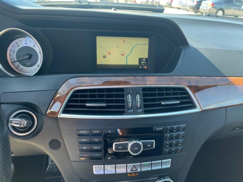 Mercedes-Benz C-Class Vehicle Full-screen Gallery Image 9