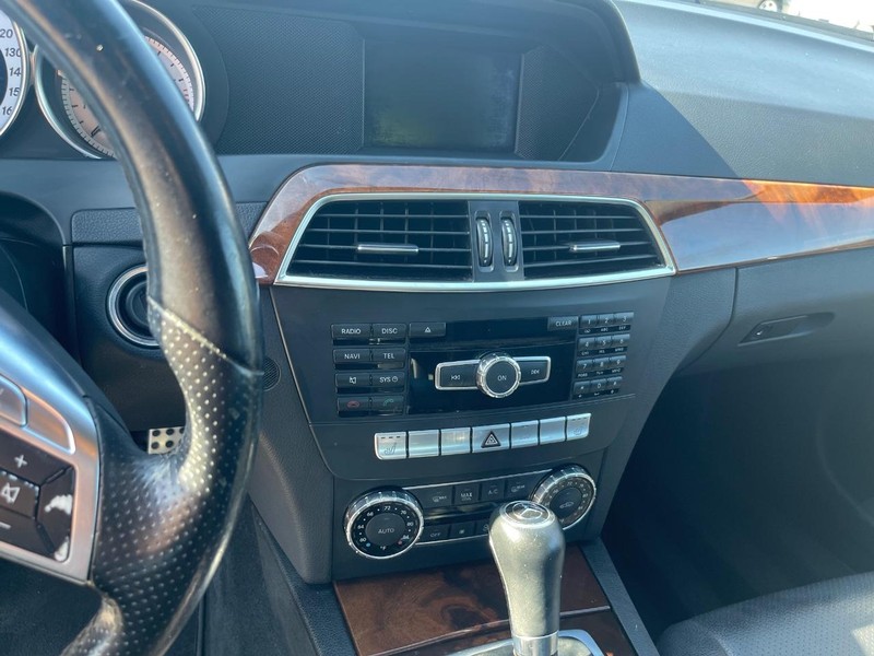 Mercedes-Benz C-Class Vehicle Full-screen Gallery Image 10