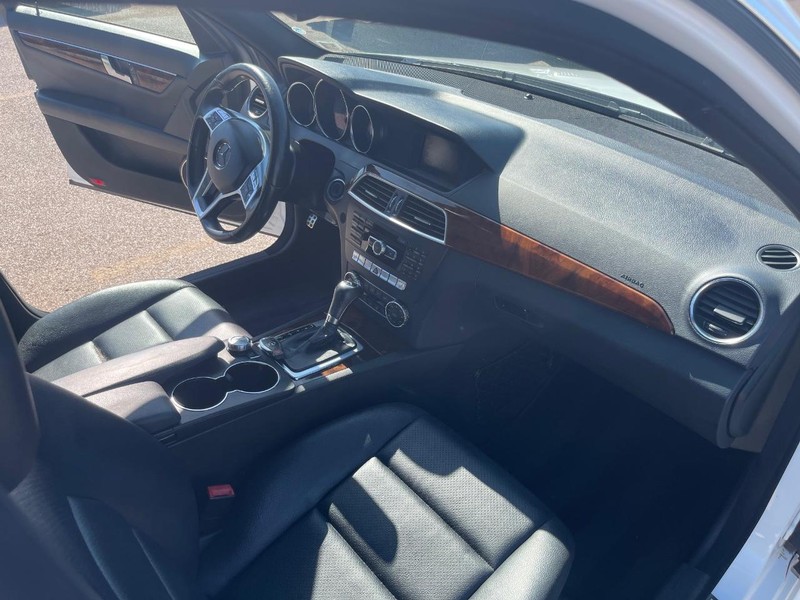 Mercedes-Benz C-Class Vehicle Full-screen Gallery Image 11