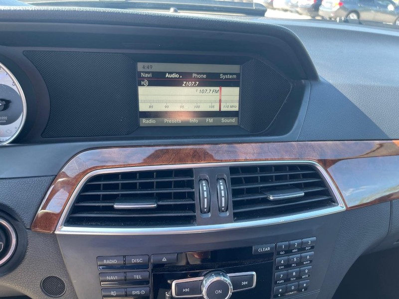 Mercedes-Benz C-Class Vehicle Full-screen Gallery Image 12