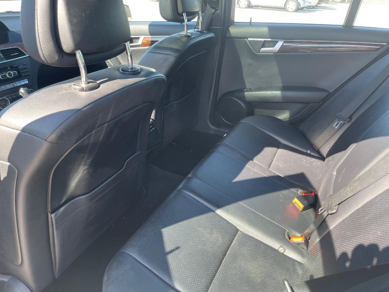 Mercedes-Benz C-Class Vehicle Full-screen Gallery Image 15