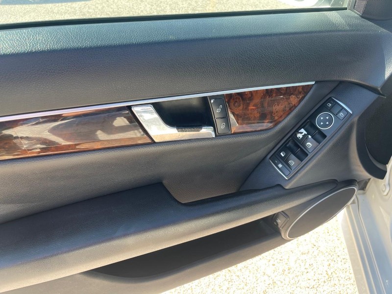 Mercedes-Benz C-Class Vehicle Full-screen Gallery Image 16