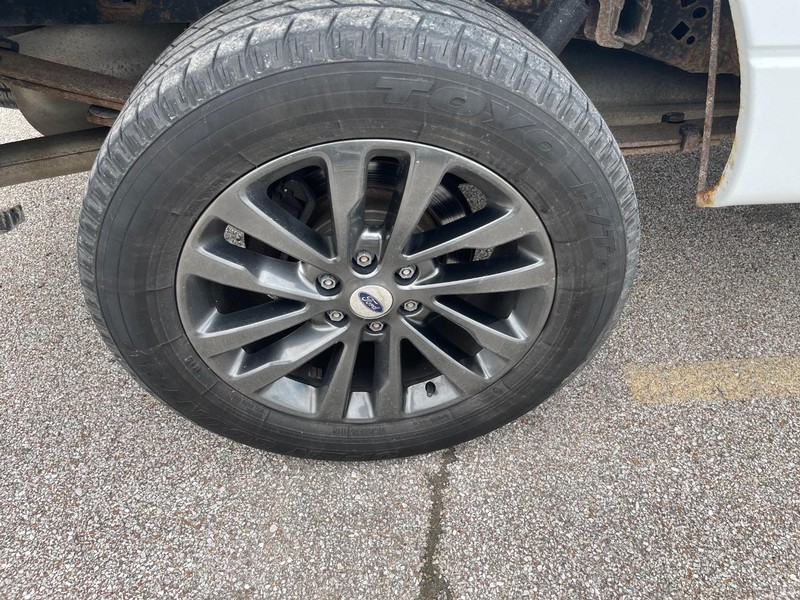 Ford F-150 Vehicle Full-screen Gallery Image 6