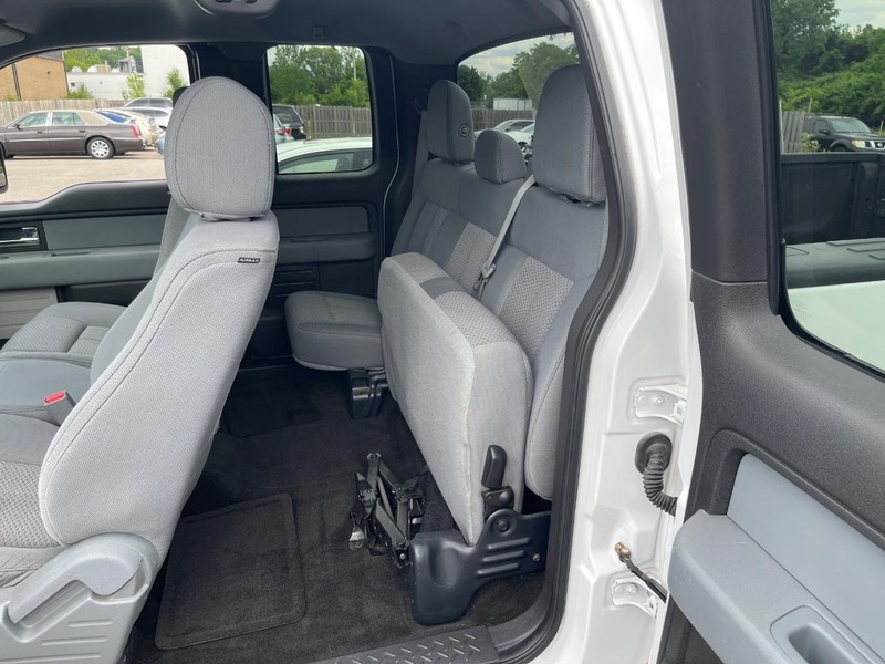 Ford F-150 Vehicle Full-screen Gallery Image 12