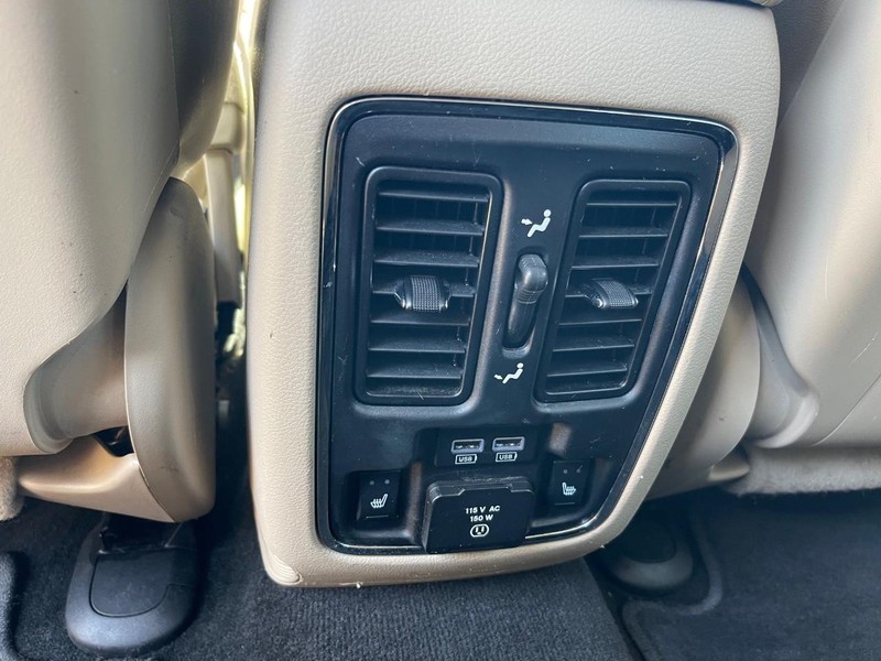 Jeep Grand Cherokee Vehicle Full-screen Gallery Image 12