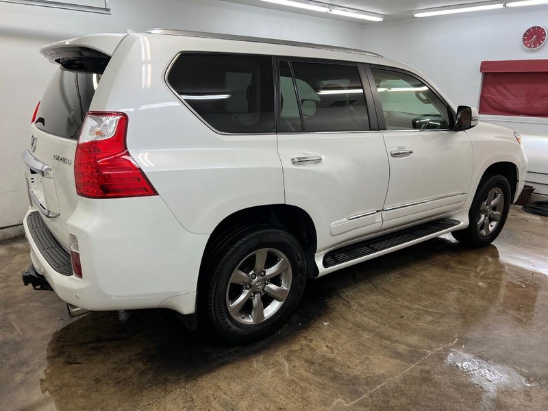 Lexus GX 460 Vehicle Full-screen Gallery Image 3