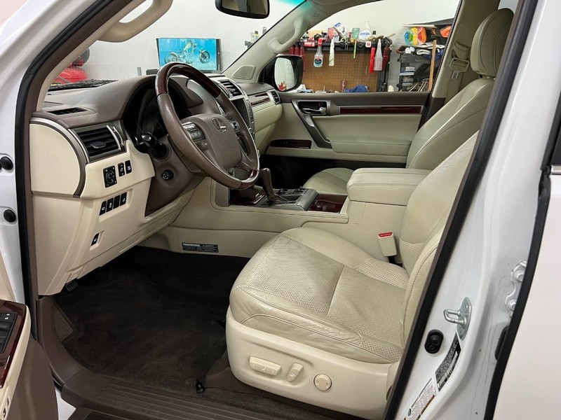 Lexus GX 460 Vehicle Full-screen Gallery Image 4